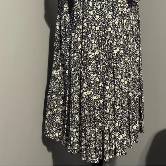 Knox Rose Floral V-Neck Dress - Picture 7 of 8